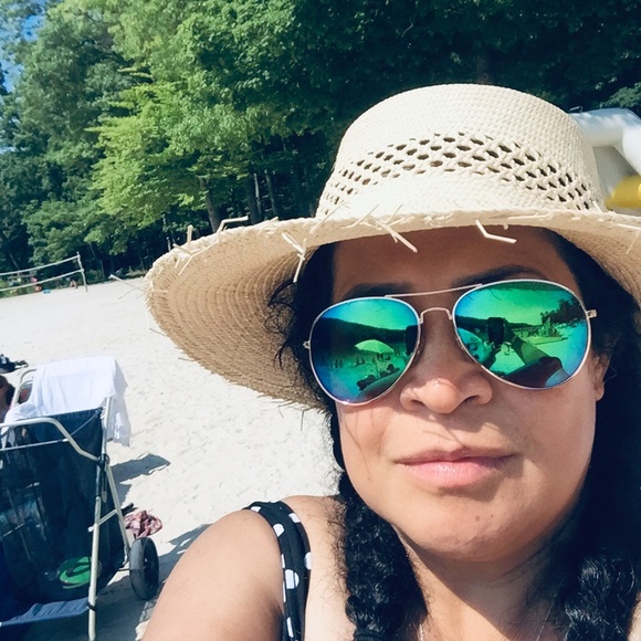 Meet your Posher, Rosa - Picture 2 of 2